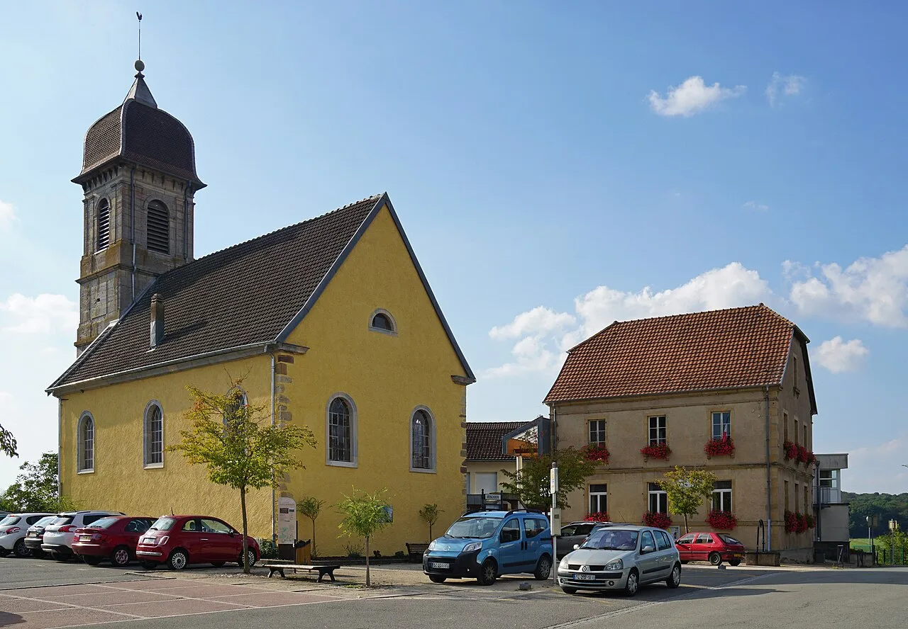 La mairie et le temple protestant d'Échenans-sous-Mont-Vaudois.